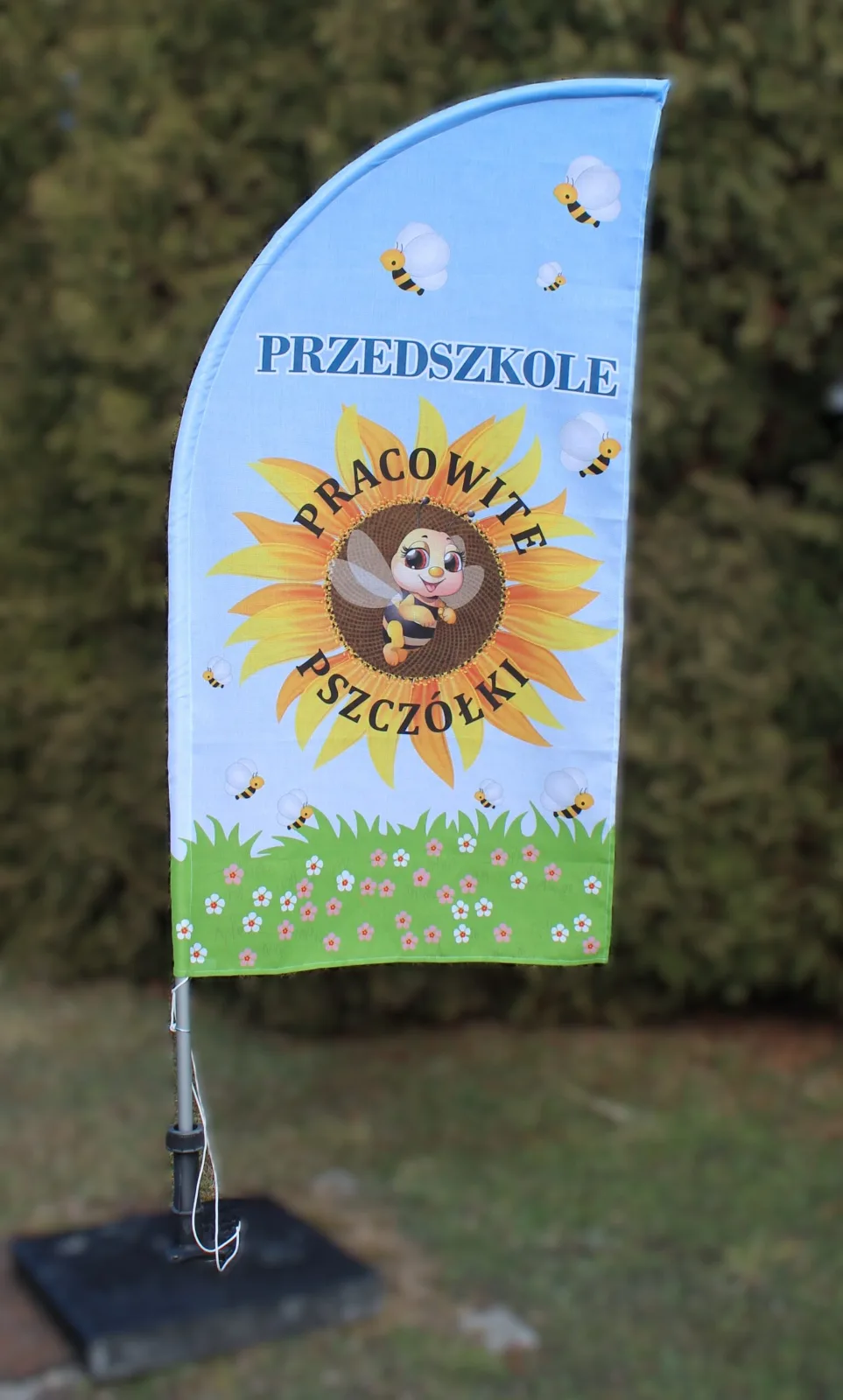 Flagi typu winder z nadrukiem reklamowym na maszcie aluminiowym